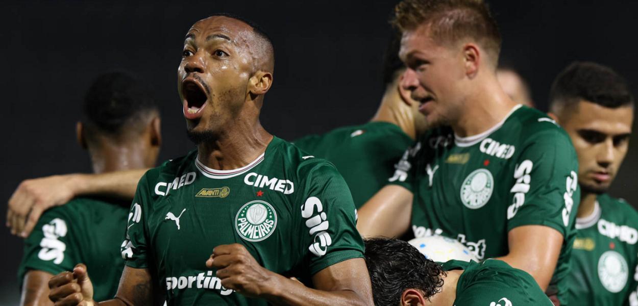 Palmeiras derrota Grêmio e se mantém isolado na liderança do Brasileirão