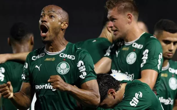 Palmeiras derrota Grêmio e se mantém isolado na liderança do Brasileirão