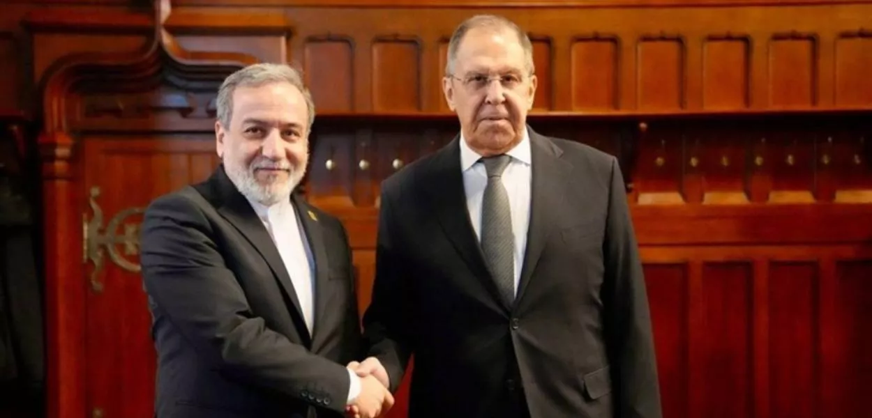 Ministro das Relações Exteriores do Irã, Abbas Araqchi, e o ministro das Relações Exteriores da Rússia, Sergey Lavrov