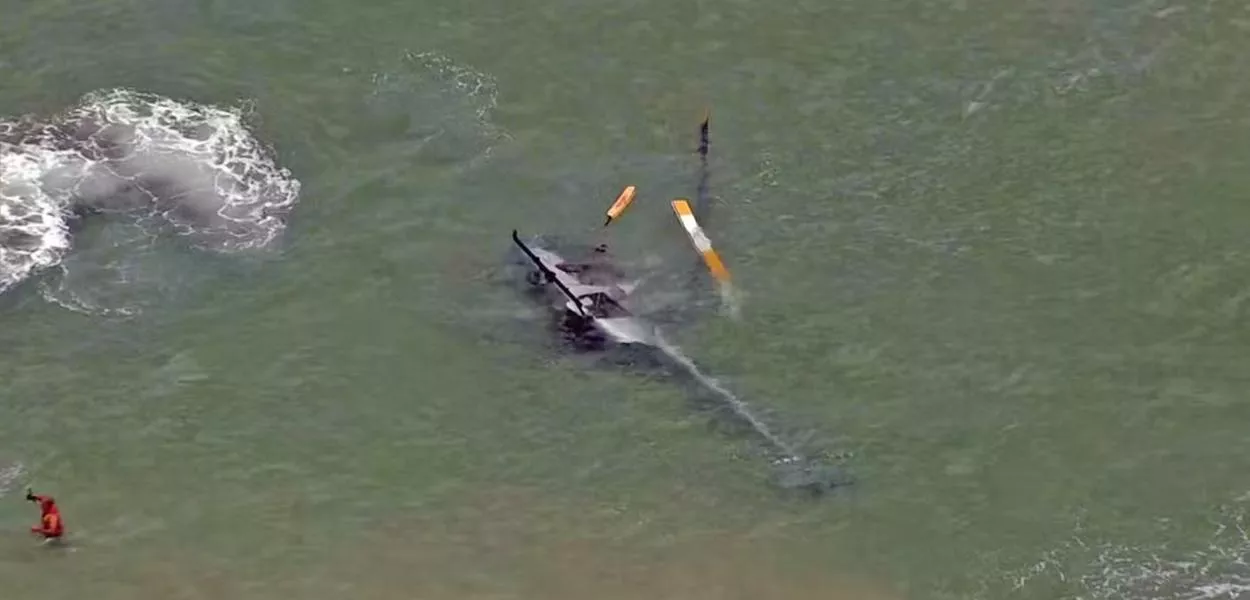 Helicóptero no mar da praia da Barra da Tijuca, Rio de Janeiro