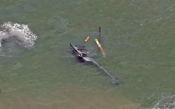 Helicóptero faz pouso forçado no mar da Barra da Tijuca no Rio