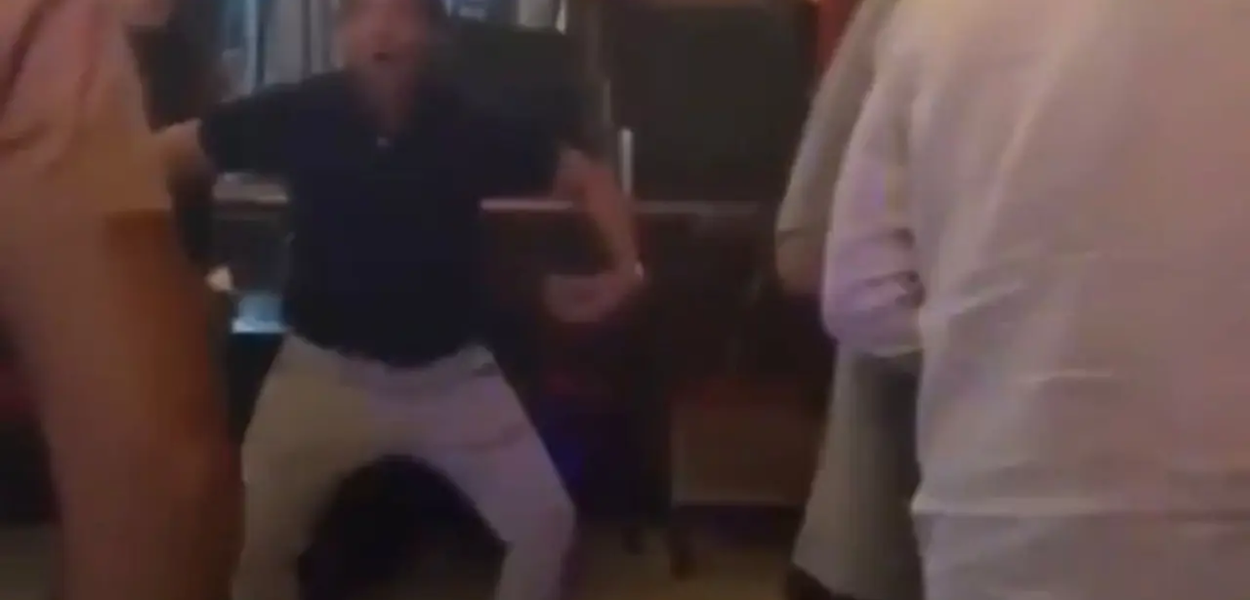 Pai de argentina investigada por racismo no Rio aparece imitando macaco em vídeo