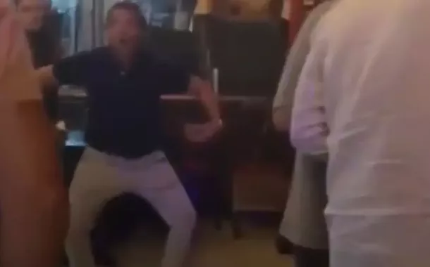 Mariano Páez, pai da advogada Agostina Páez, aparece fazendo gestos de cunho racista ao imitar movimentos de macaco