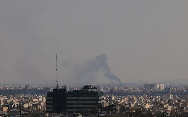 Fumaça sobe após um ataque, em meio ao conflito entre EUA e Israel com o Irã, em Teerã, Irã
