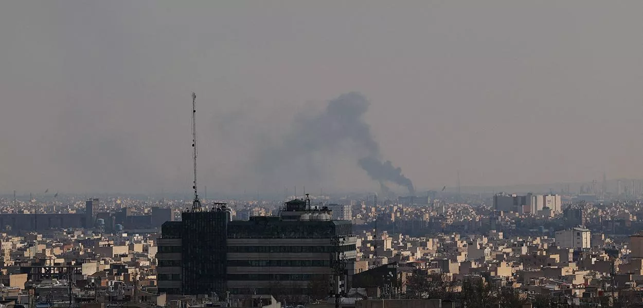Fumaça sobe após um ataque, em meio ao conflito entre EUA e Israel com o Irã, em Teerã, Irã