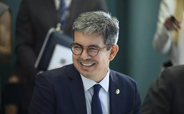 Rayssa Furlan e Randolfe Rodrigues lideram as intenções de voto na corrida pelo Senado no Amapá, mostra pesquisa