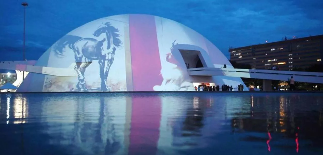 Museu Nacional iluminado com o espetáculo de luzes do Ano Novo Chinês, em Brasília