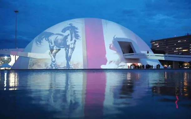 Museu Nacional iluminado com o espetáculo de luzes do Ano Novo Chinês, em Brasília