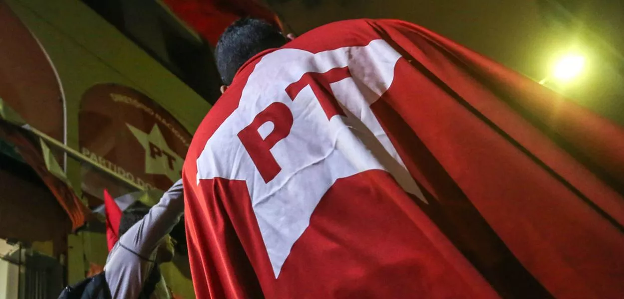 Militante com bandeira do PT