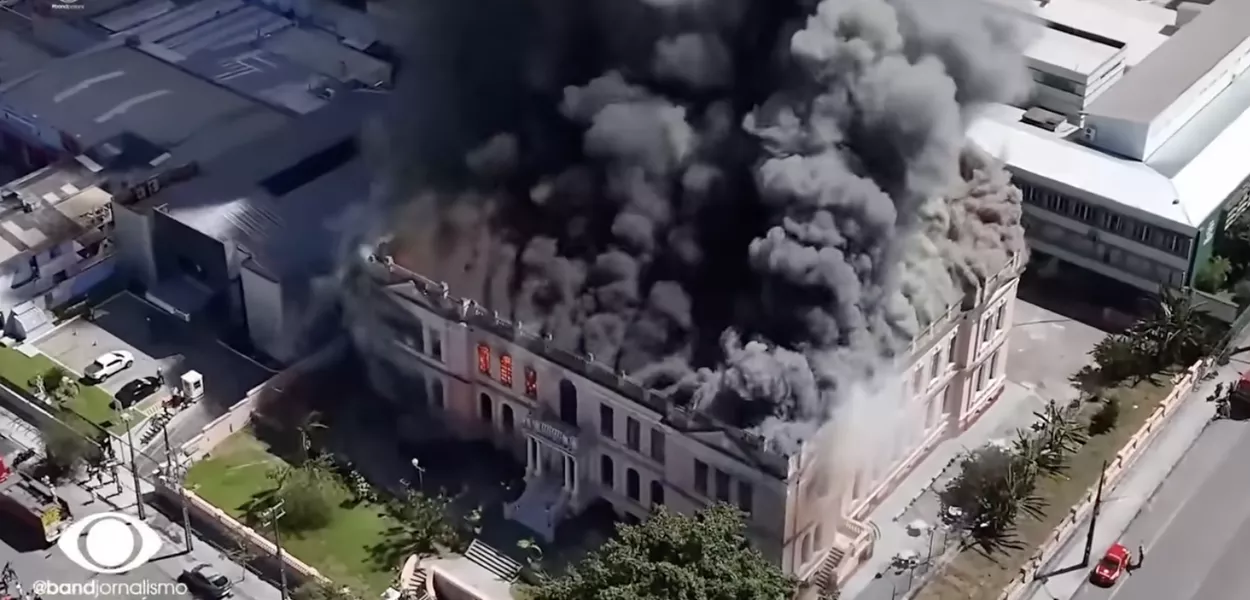 Incêndio no Instituto Estadual de Educação Dr. Caetano Munhoz da Rocha
