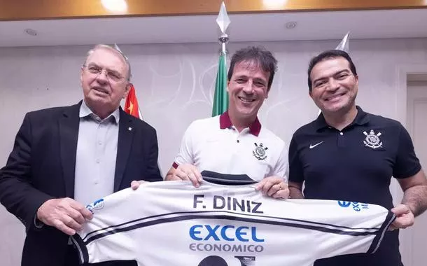 Técnico Fernando Diniz (ao centro, na foto)