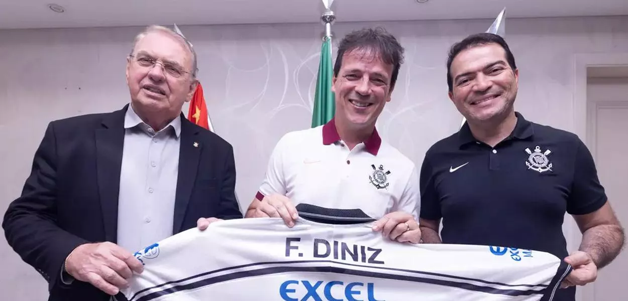 Técnico Fernando Diniz (ao centro, na foto)