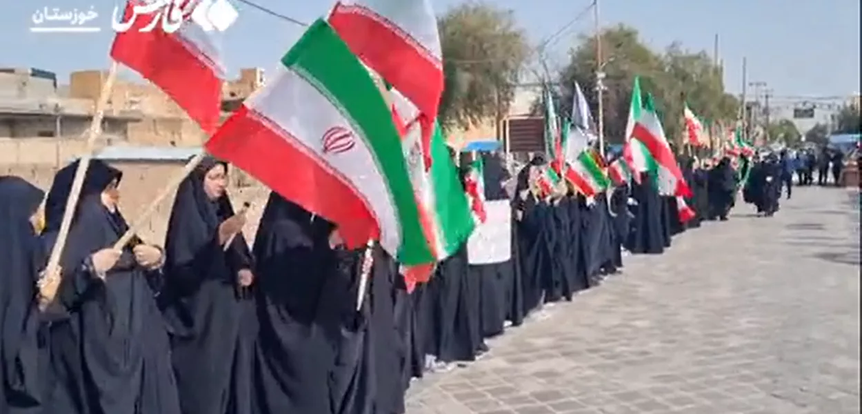 Iranianos reunidos ao redor da usina termoelétrica de Kazeroon, no sudoeste do país