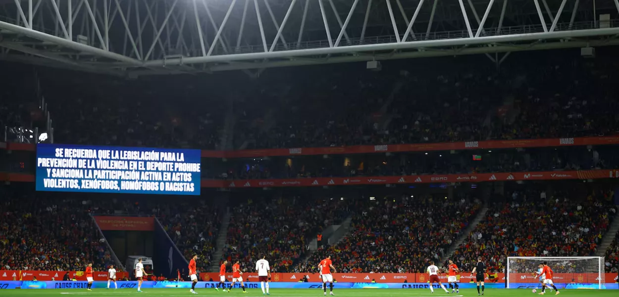 Futebol – Amistoso internacional – Espanha x Egito – Estádio RCDE, Cornellà de Llobregat, Espanha – 31 de março de 2026. Um telão exibe uma mensagem antidiscriminação dentro do estádio durante a partida