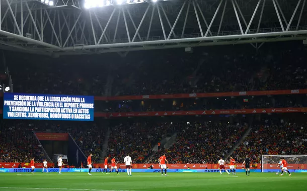 Futebol – Amistoso internacional – Espanha x Egito – Estádio RCDE, Cornellà de Llobregat, Espanha – 31 de março de 2026. Um telão exibe uma mensagem antidiscriminação dentro do estádio durante a partida