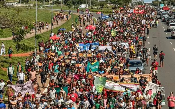 Indígenas ocupam Esplanada dos Ministérios em ato por direitos e demarcação de terras