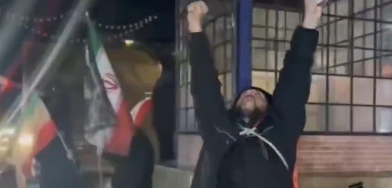 População iraniana vai às ruas comemorar vitória do país na guerra contra os EUA, de Trump