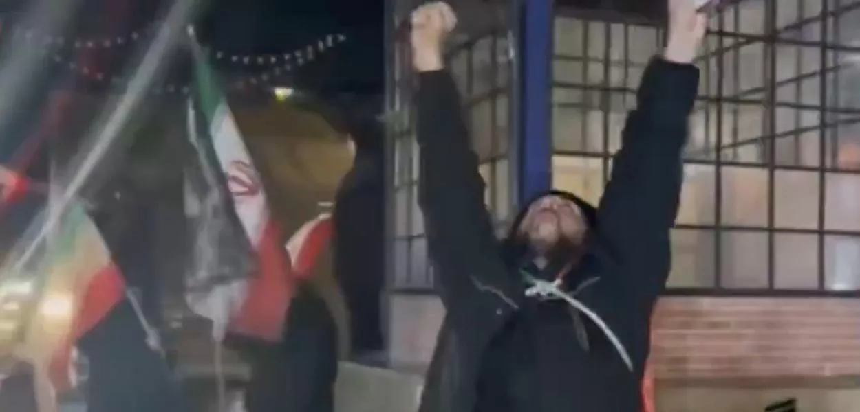 Iraniano comemorando o cessar-fogo entre Irã e EUA