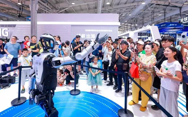 (Ampliação) Xi Jinping pede esforços para promover o desenvolvimento do setor de serviços