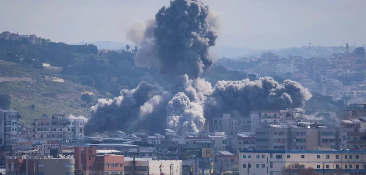 Fumaça sobe após uma explosão no bairro Abbasiyeh, após um ataque israelense, em Tiro, Líbano, em 8 de abril de 2026