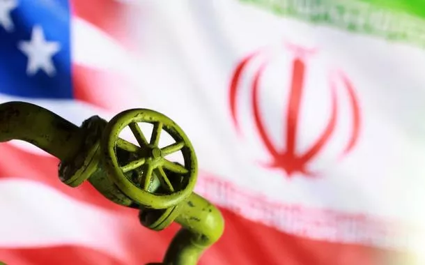 Bandeiras dos Estados Unidos e do Irã e um oleoduto impresso em 3D são vistos nesta ilustração, feita em 23 de março de 2026