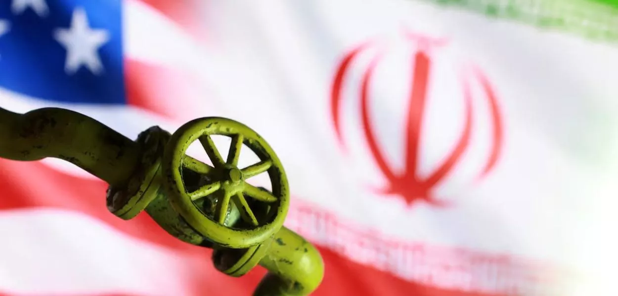 Bandeiras dos Estados Unidos e do Irã e um oleoduto impresso em 3D são vistos nesta ilustração, feita em 23 de março de 2026