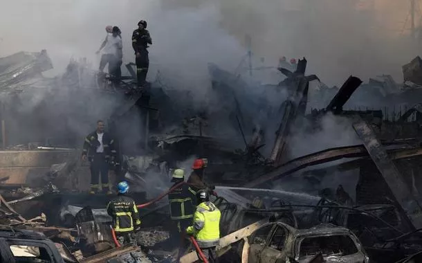 Socorristas trabalham no local de um ataque israelense em Beirute, Líbano, em 8 de abril de 2026