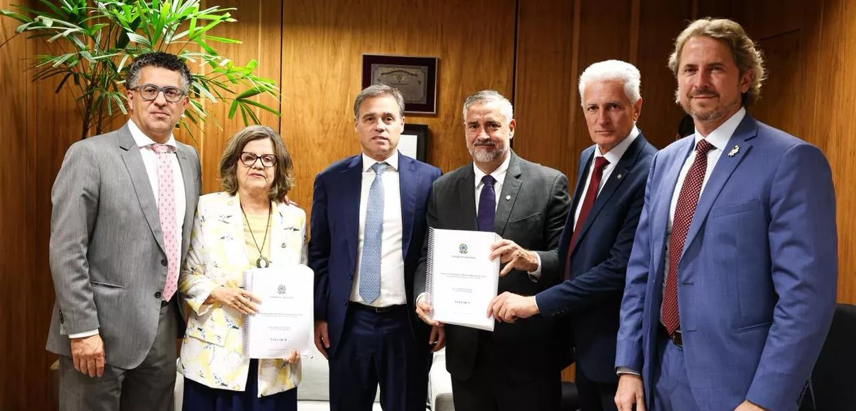 Parlamentares do PT apresentam relatório da maioria ao ministro André Mendonça no STF