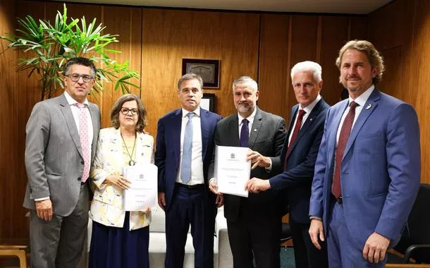 Parlamentares entregam ao STF o Relatório da Maioria que responsabiliza governo Bolsonaro por fraudes no INSS