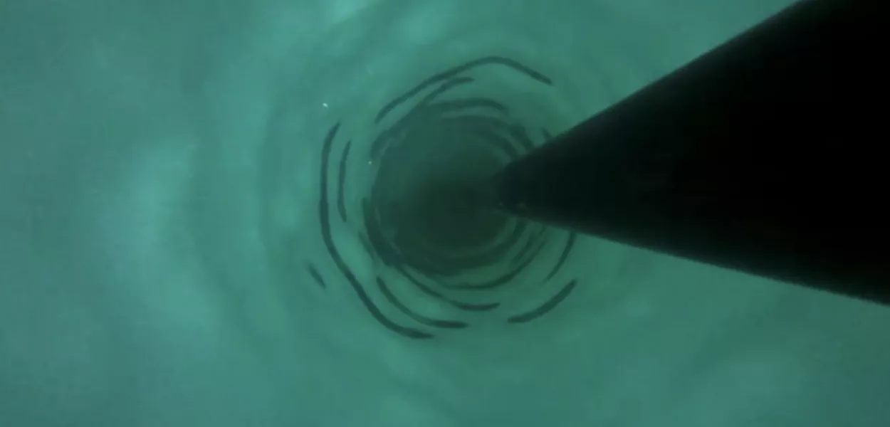 Imagens captadas sob uma camada de gelo durante o primeiro experimento de perfuração com água quente da China, na Antártida