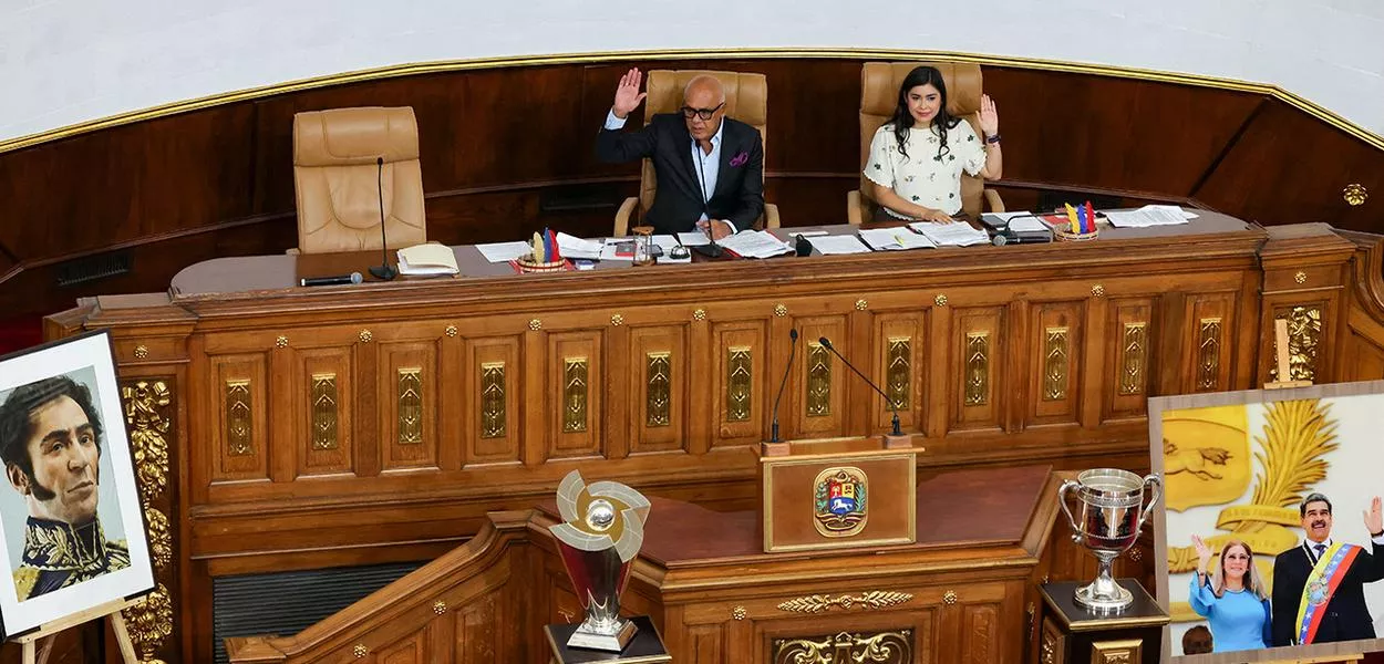 O presidente da Assembleia Nacional da Venezuela, Jorge Rodriguez, e a segunda vice-presidente, Grecia Colmenares, durante discussão de nova lei de mineração para abrir setor a investimentos privados e estrangeiros, em Caracas, Venezuela