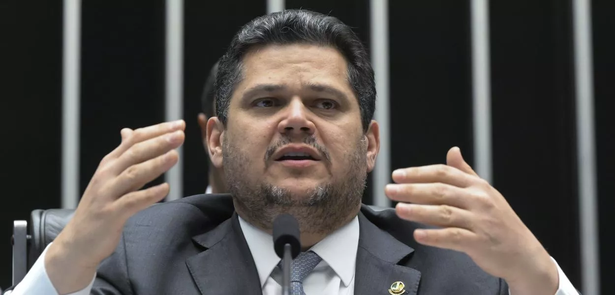 Plenário da Câmara dos Deputados durante sessão conjunta do Congresso Nacional destinada à deliberação dos Projetos de Lei do Congresso Nacional n°s 4, 6 a 11, 13, 15 (PLOA 2026), 16, 18 a 28 e 32, todos de 2025. Mesa: presidente do Senado Federal, senador Davi Alcolumbre (União-AP), conduz sessão.  Foto: Carlos Moura/Agência Senado