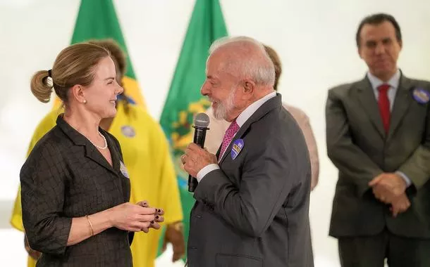 Gleisi defende Lula e destaca 'ação efetiva do governo em proteger o povo dos efeitos da guerra nefasta' entre EUA e Irã