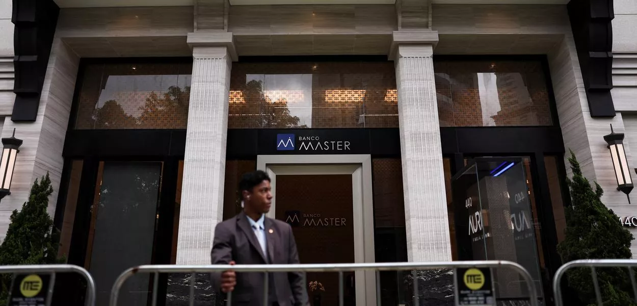 Segurança do lado de fora do Banco Master, após a prisão do acionista controlador do banco, Daniel Vorcaro, em São Paulo - 18 de novembro de 2025