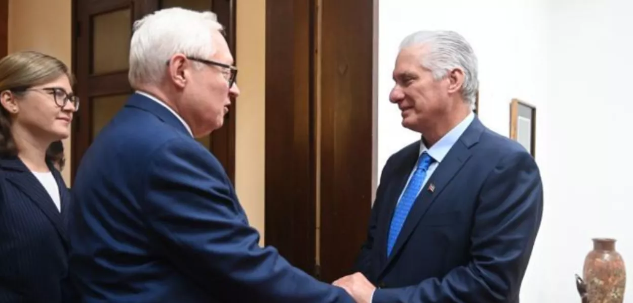 O presidente de Cuba, Miguel Díaz-Canel, recebe o vice-chanceler russo, Sergey Ryabkov
