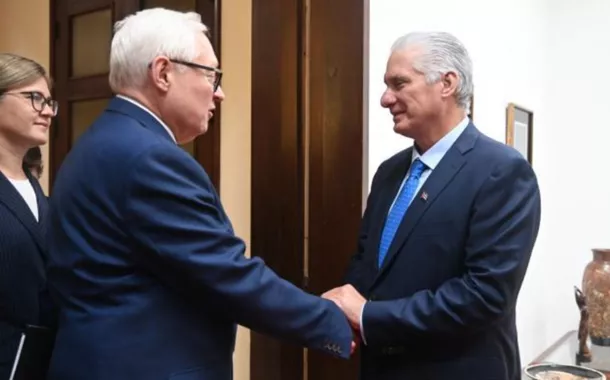 O presidente de Cuba, Miguel Díaz-Canel, recebe o vice-chanceler russo, Sergey Ryabkov