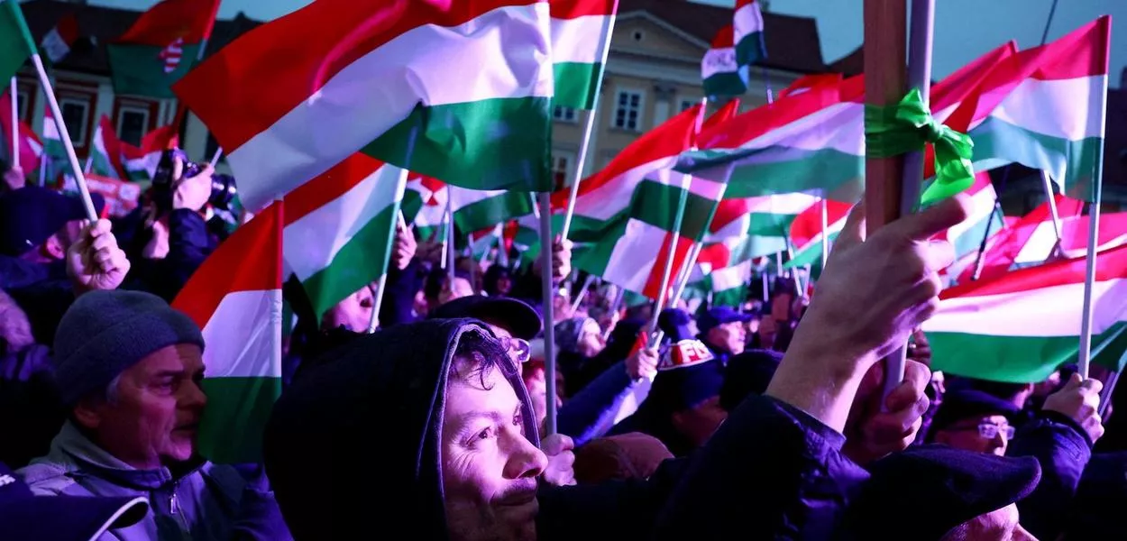 Pessoas ouvem discurso do primeiro-ministro húngaro Viktor Orban em Gyor, Hungria, em 27 de março de 2026