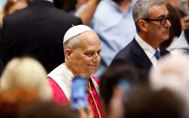 Papa Leão pede o fim da "loucura da guerra" enquanto EUA e Irã iniciam conversas