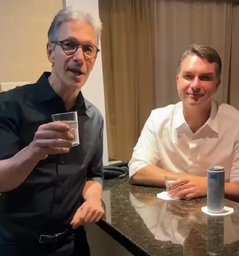 Flávio Bolsonaro e Zema aparecem juntos em vídeo e sugerem aliança eleitoral