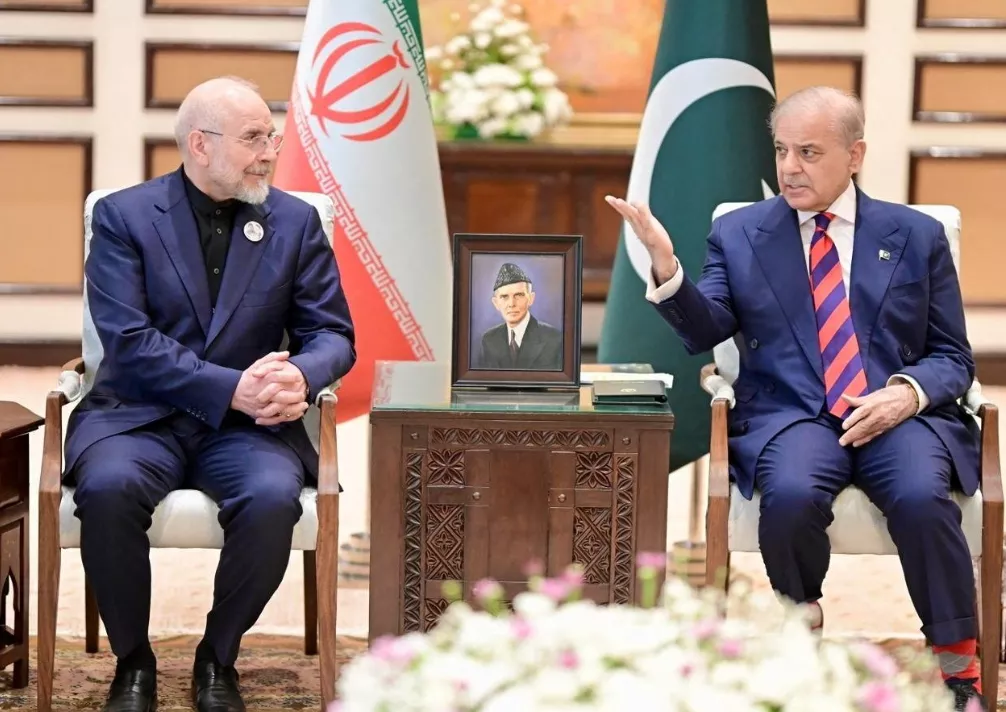 O primeiro-ministro paquistanês, Shehbaz Sharif (à direita), reúne-se com o presidente do Parlamento iraniano, Mohammad Bagher Ghalibaf, antes das negociações de paz entre os EUA e o Irã, em Islamabad, Paquistão -11 de abril de 2026