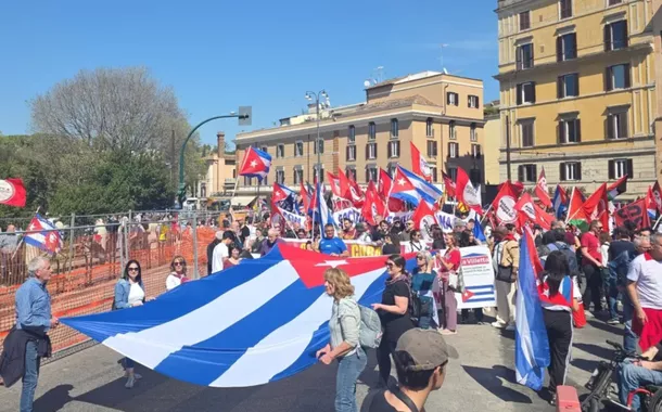Milhares de pessoas se manifestam na Europa em protestos contra bloqueio a Cuba