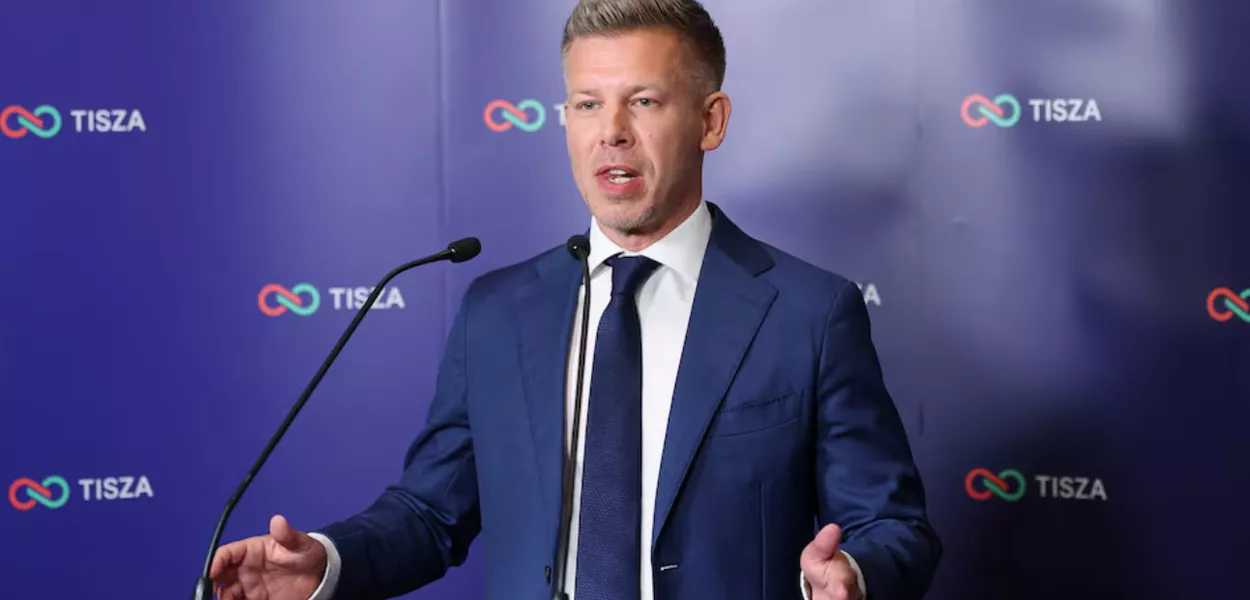 Peter Magyar, líder do partido da oposição Tisza, discursa durante uma conferência de imprensa no dia das eleições parlamentares, em Budapeste, Hungria, 12 de abril de 2026