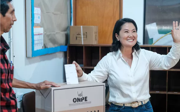 A candidata à presidência do Peru, Keiko Fujimori, acena enquanto vota em uma seção eleitoral durante as eleições gerais, em Lima, Peru, em 12 de abril de 2026