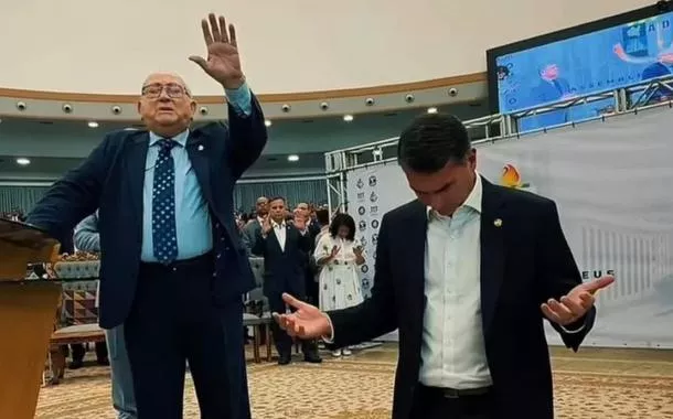 Flávio Bolsonaro em culto evangélico