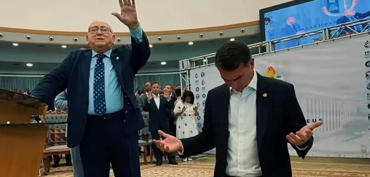 Flávio Bolsonaro em culto evangélico