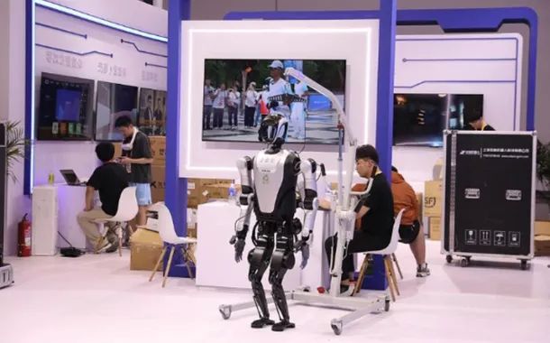 Robô humanoide em exposição no pavilhão de tecnologia da Exposição Internacional de Produtos de Consumo da China