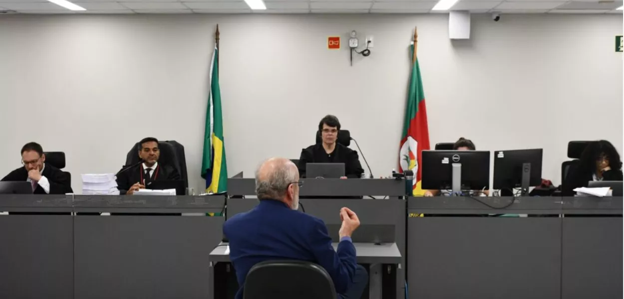 Ricaerdo Jones no banco dos réus