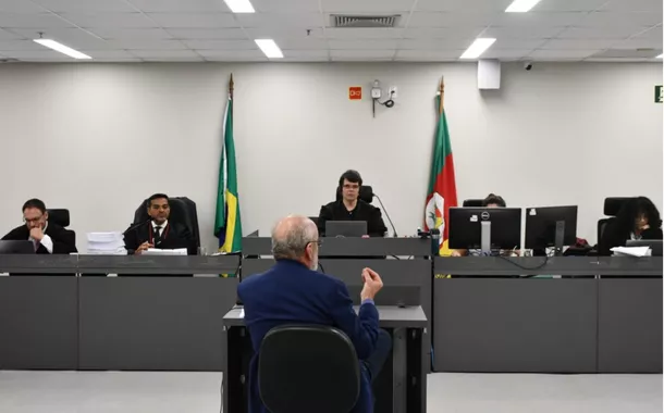 Ricaerdo Jones no banco dos réus