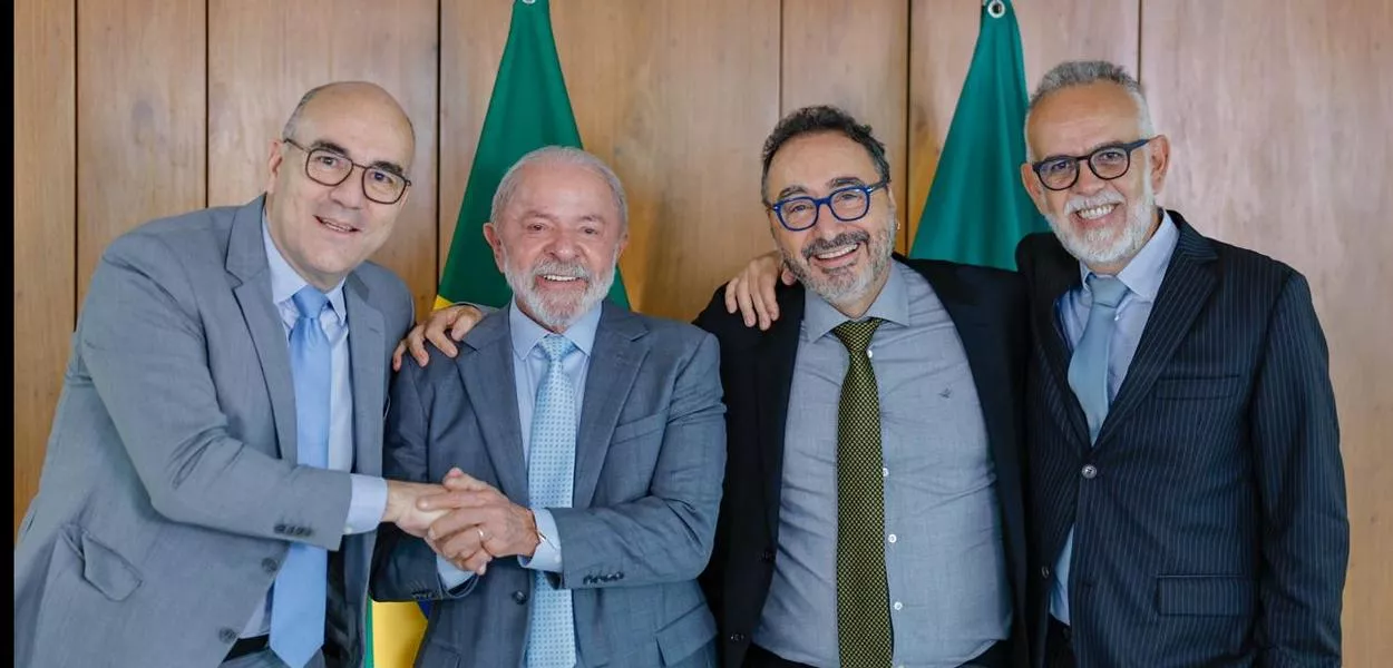 Leonardo Attuch, Renato Rovai e Kiko Nogueira, ao lado do presidente Luiz Inácio Lula da Silva