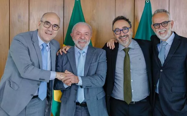 Leonardo Attuch, Renato Rovai e Kiko Nogueira, ao lado do presidente Luiz Inácio Lula da Silva